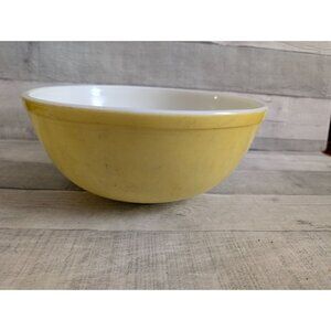 Vintage Pyrex Yellow Milk Glass Mixing Bowl 2.5 Qt